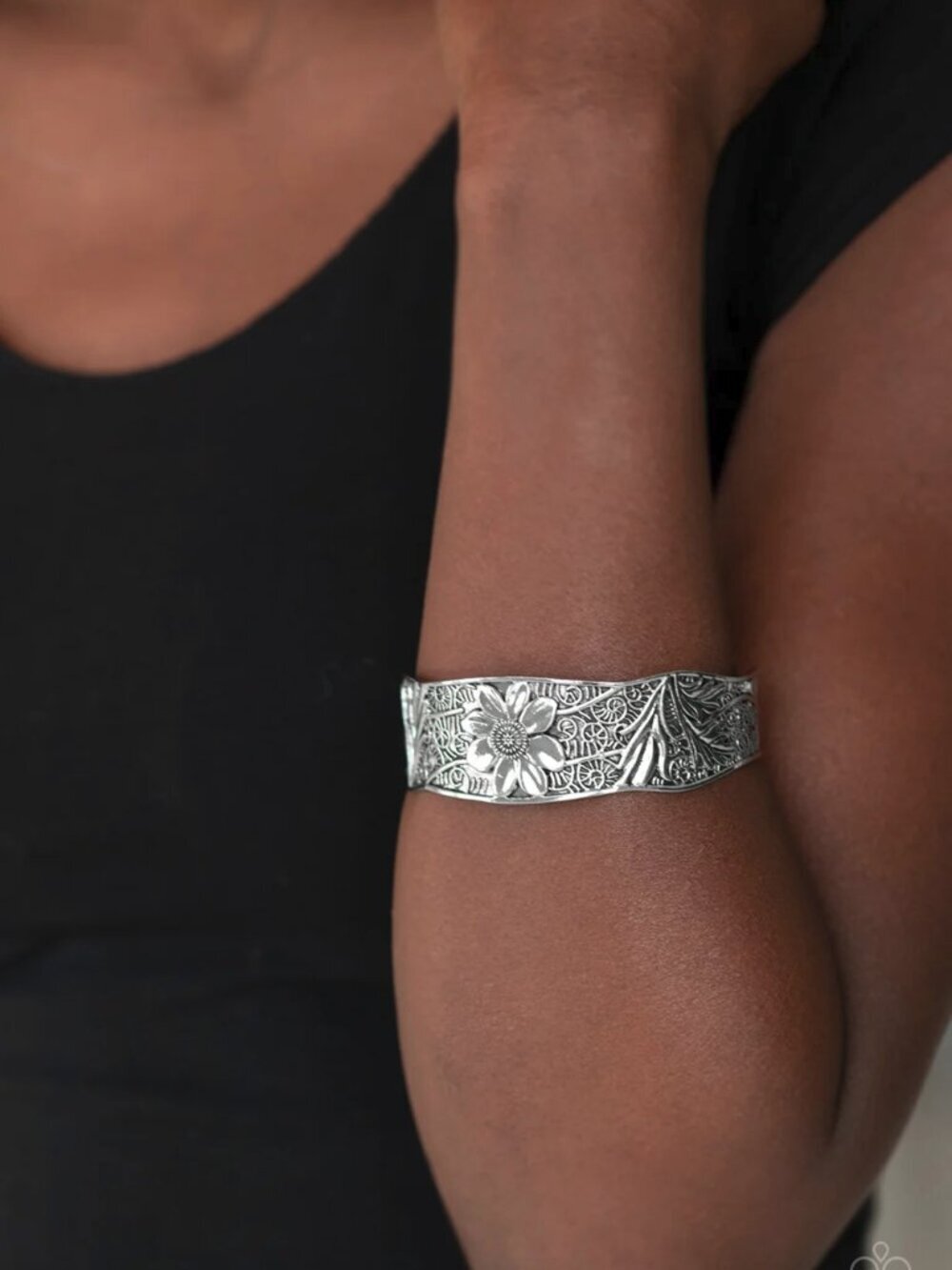 Paparazzi Jewelry Accessories - Daisy Paradise - Silver Bracelet - Vintage